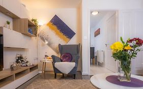 Modern 2 Bed House With Parking And Garden